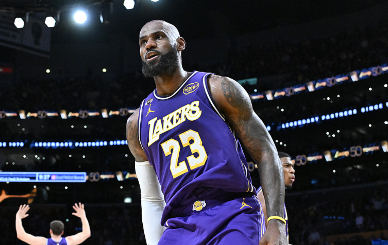 开云服务-就在今天！詹姆斯打破尘封22年NBA纪录，登顶历史第一