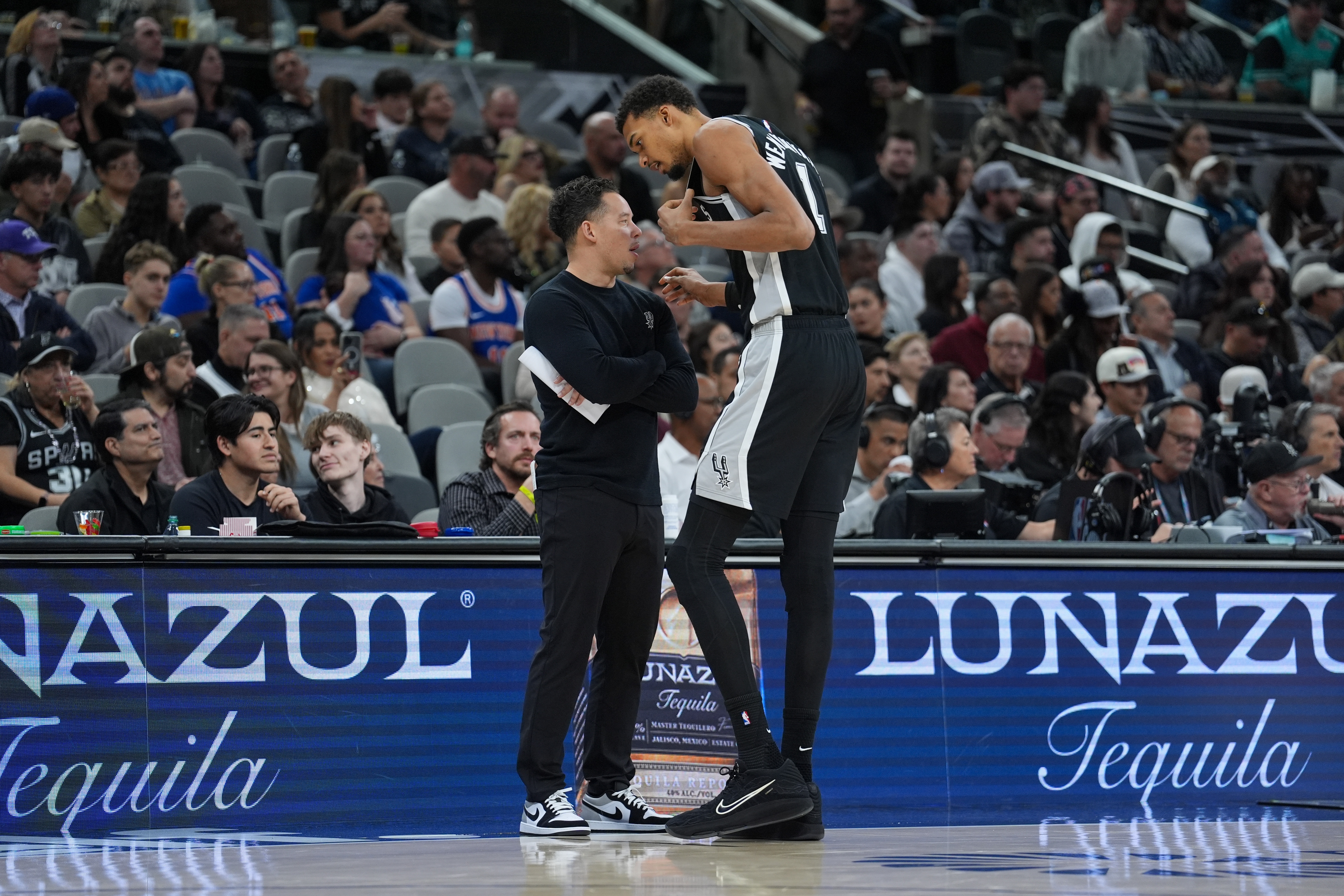 开云体育-米奇·约翰逊：文班状态火热 我们开场其实退防和沟通都不够好