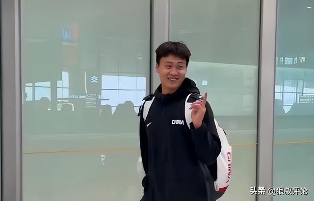 kaiyun-中国男篮凯旋而归！赵睿廖三宁脸带笑容与球迷互动引关注